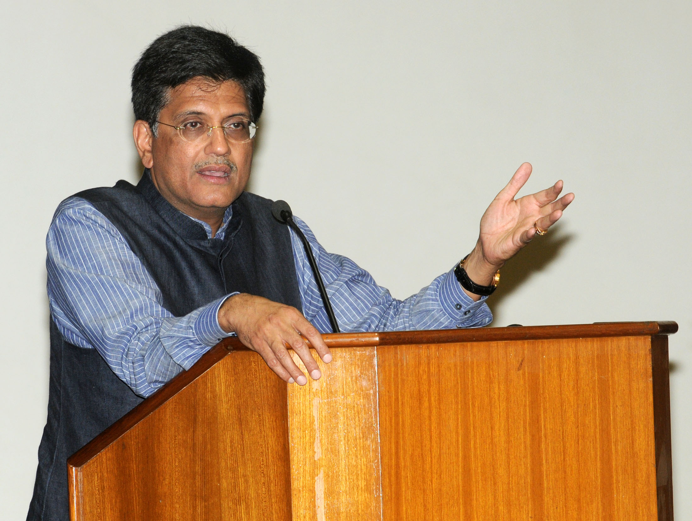 Piyush Goyal addressing at the meeting of various Solar Power developers.