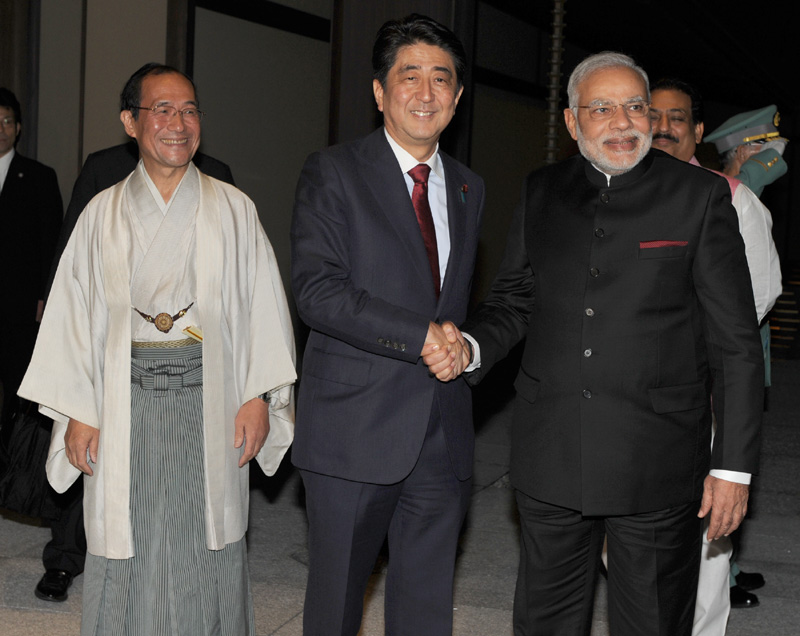 प्रधानमंत्री श्री नरेंद्र मोदी के 30 अगस्त, 2014 को क्योटो, जापान पहुंचने पर उनकी अगवानी करते जापान के प्रधानमंत्री श्री शिंजो आबे।