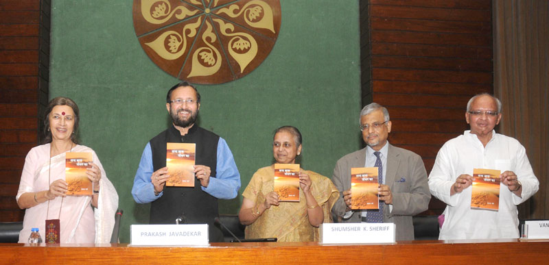 Shri Prakash Javadekar releasing a book entitled “Tana Bana Jeevan Ka”, in New Delhi on August 26,