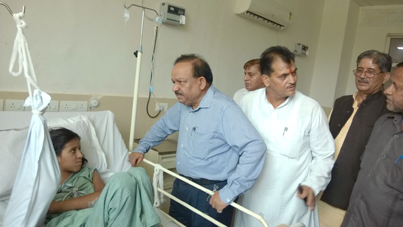 Dr. Harsh Vardhan interacting with the patient during his visit to AIIMS Rishikesh