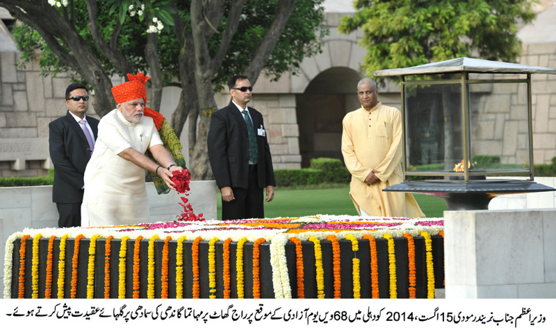 Shri Narendra Modi paying floral tributes at the Samadhi of Mahatma Gandhi, at Rajghat,