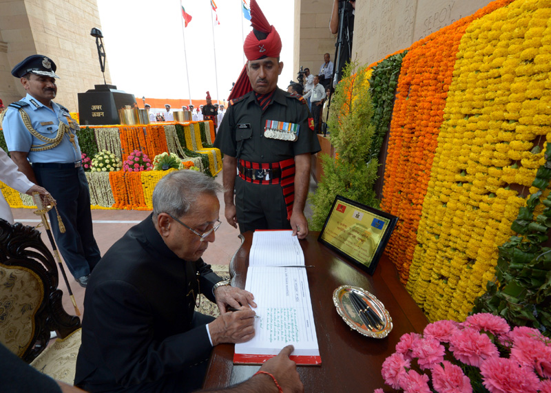 Shri Pranab Mukherjee signing the visitors’ book at Amar Jawan Jyoti, India Gate