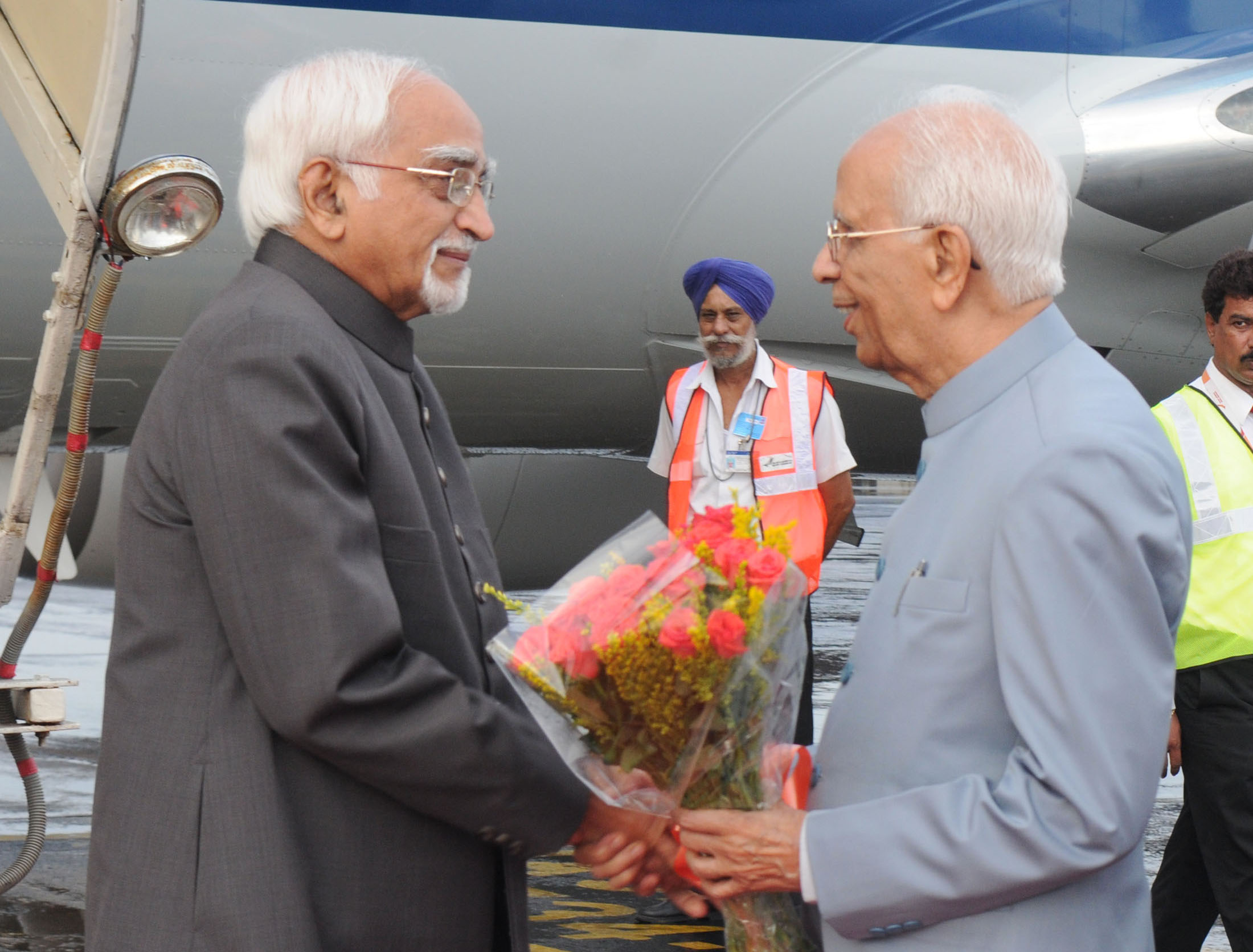 Vice President,  Mohd. Hamid Ansari being received by  Governor of W.B,Keshari Nath Tripathi,