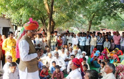 Shri Vijay Goel with people from Taseeng Gram Panchayat