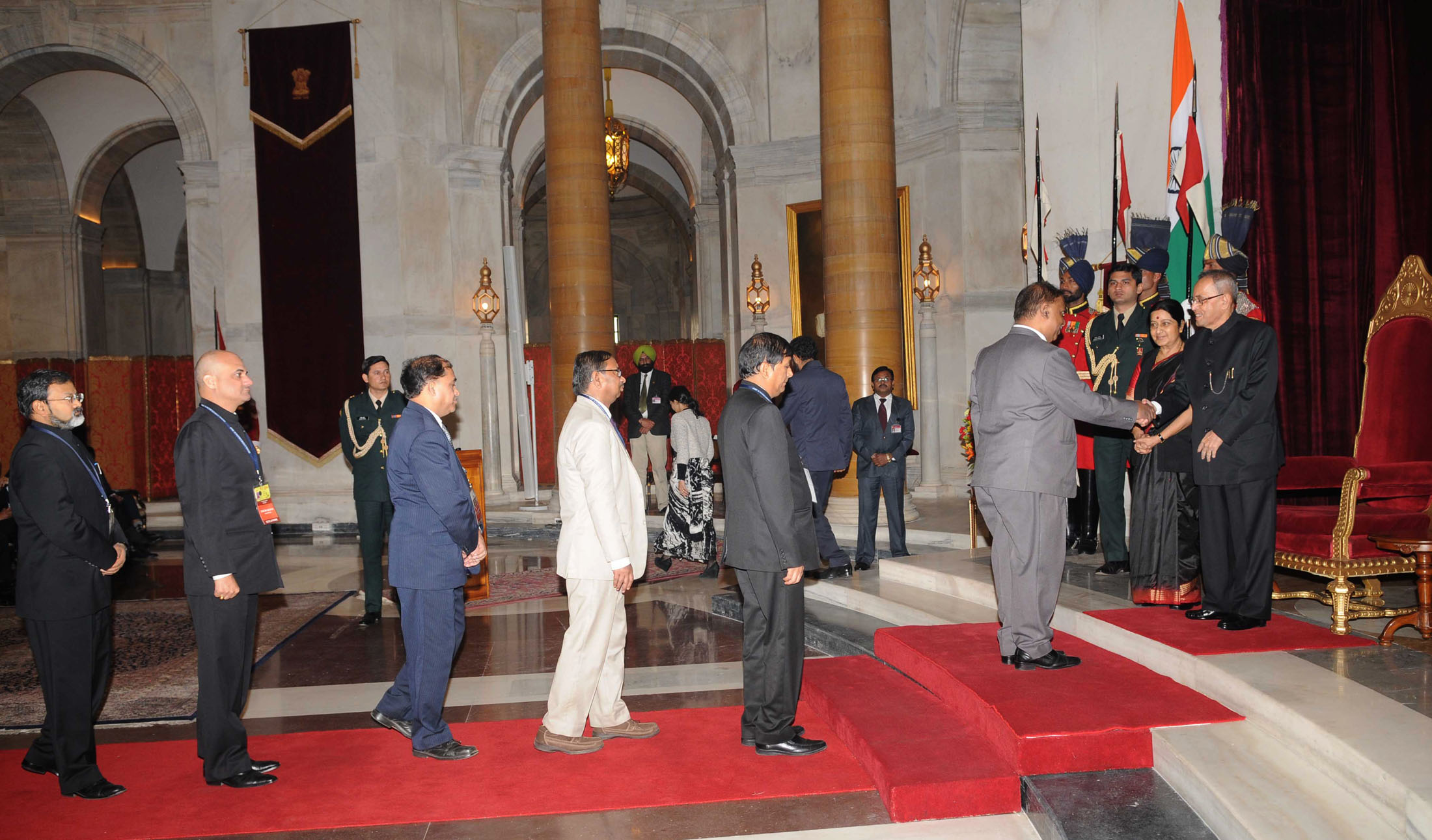 Shri Pranab Mukherjee meeting the delegates of Sixth Annual Heads of Mission Conference