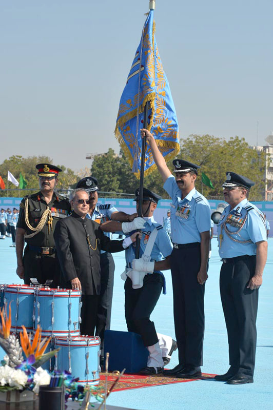 Pranab Mukherjee presenting the Standard to 116 HU of Indian Air Force
