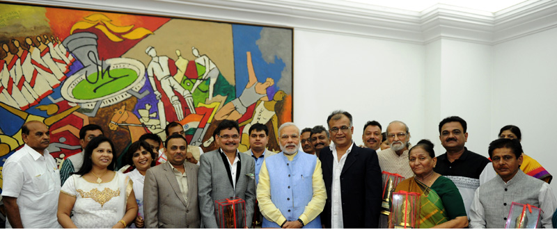 PM presents the Batukbhai Dikshit award to Gujarati journalists