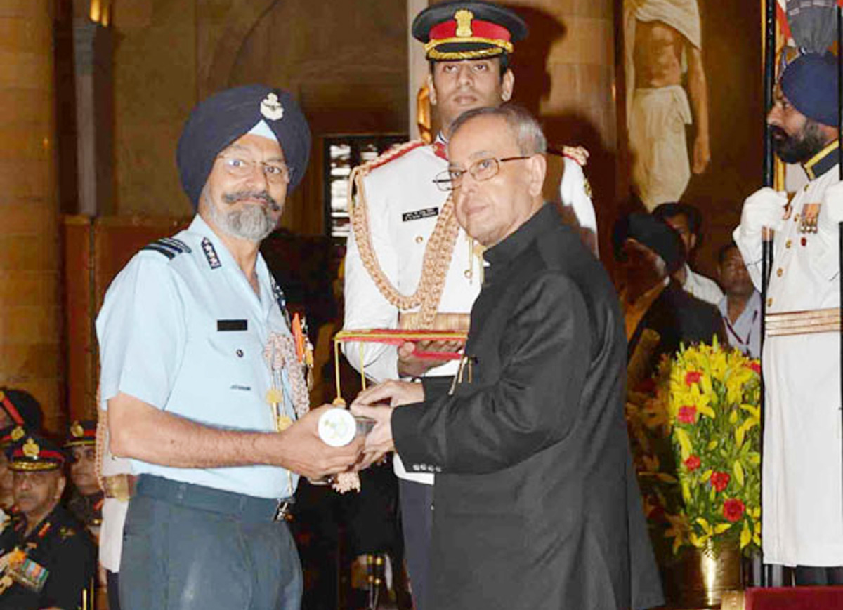 President Confers Gallantry and Distinguished Service Awards