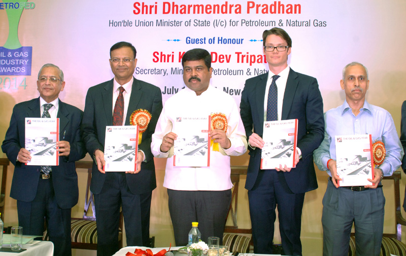 Petroleum Minister Gives Away PetroFed Awards