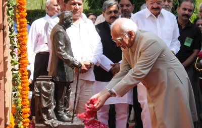 The Vice President, Shri Mohd. Hamid Ansari paying floral tributes at the Statue of Late Pt. Govind Ballabh Pant on the occasion of his Birth Anniversary, in New Delhi on September 10, 2015.
	The Union Minister for Urban Development, Housing and Urban Poverty Alleviation and Parliamentary Affairs, Shri M. Venkaiah Naidu is also seen.