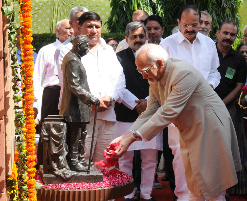 Vice President, Shri Mohd. Hamid Ansari paying floral tributes at the Statue of Late Pt. Govind Ballabh Pant on the occasion of his Birth Anniversary