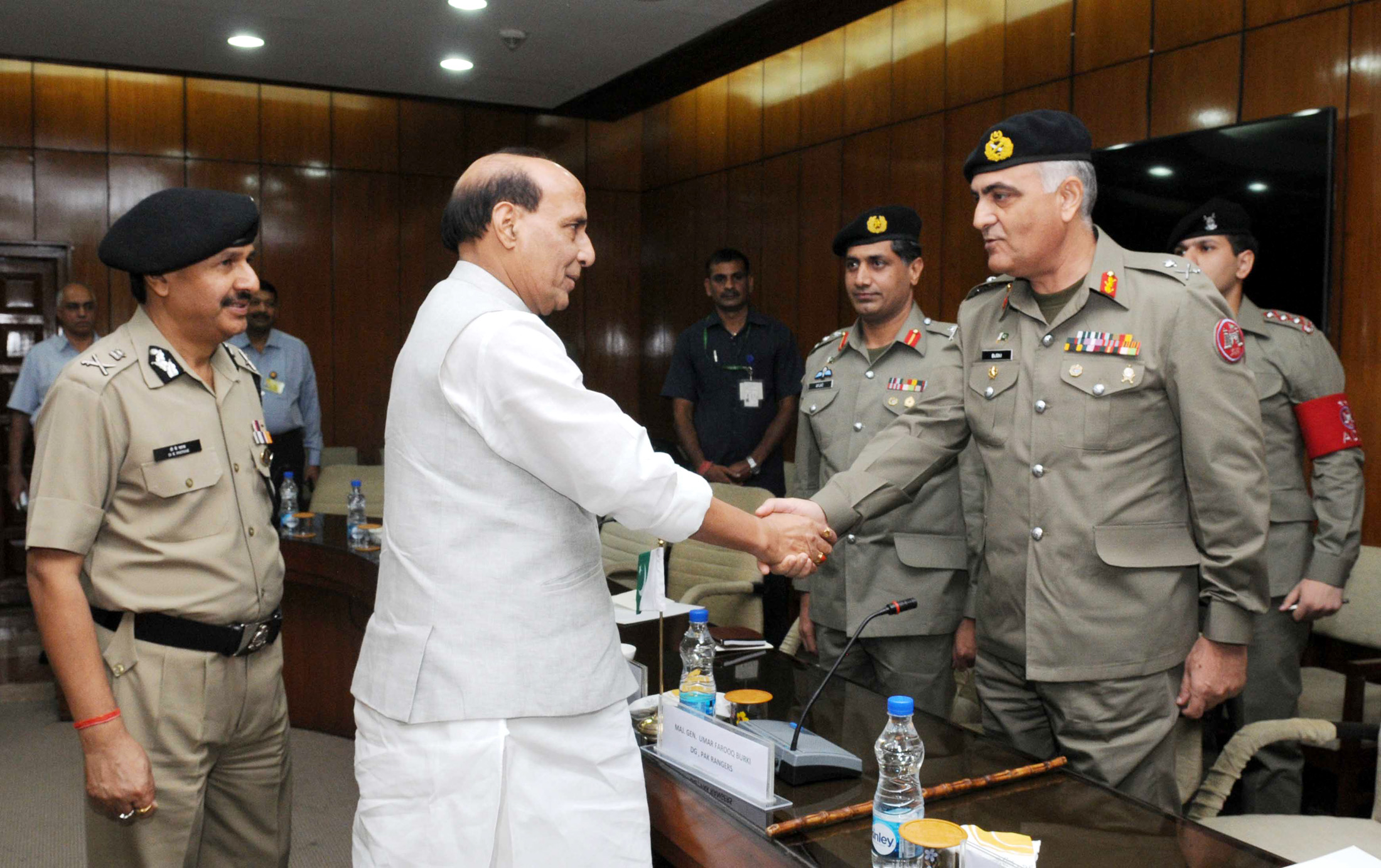 A delegation led by the DG, Pakistan Rangers, Maj. Gen. Umar Farooq Burki calling on the Union Home Minister