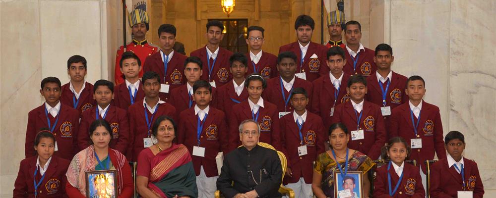Winners of the National Bravery Award call on the President Shri Pranab Mukherjee